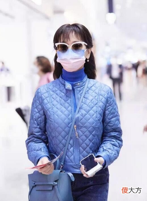 赵雅芝真是无龄美魔女！穿蓝色棉服清新减龄，配牛仔裤哪像68岁？