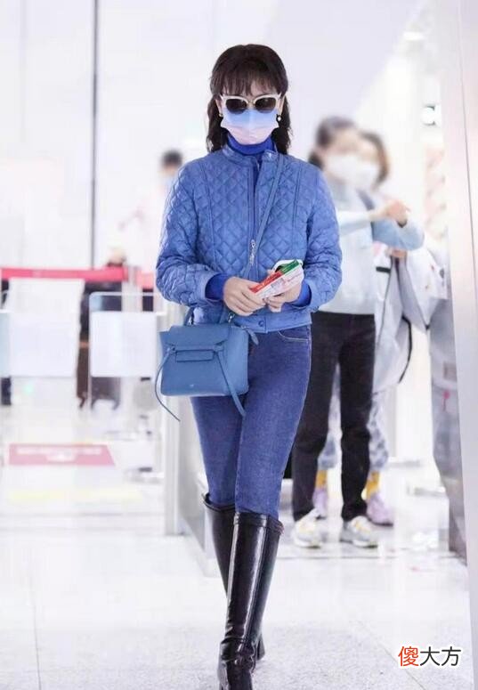 赵雅芝真是无龄美魔女！穿蓝色棉服清新减龄，配牛仔裤哪像68岁？