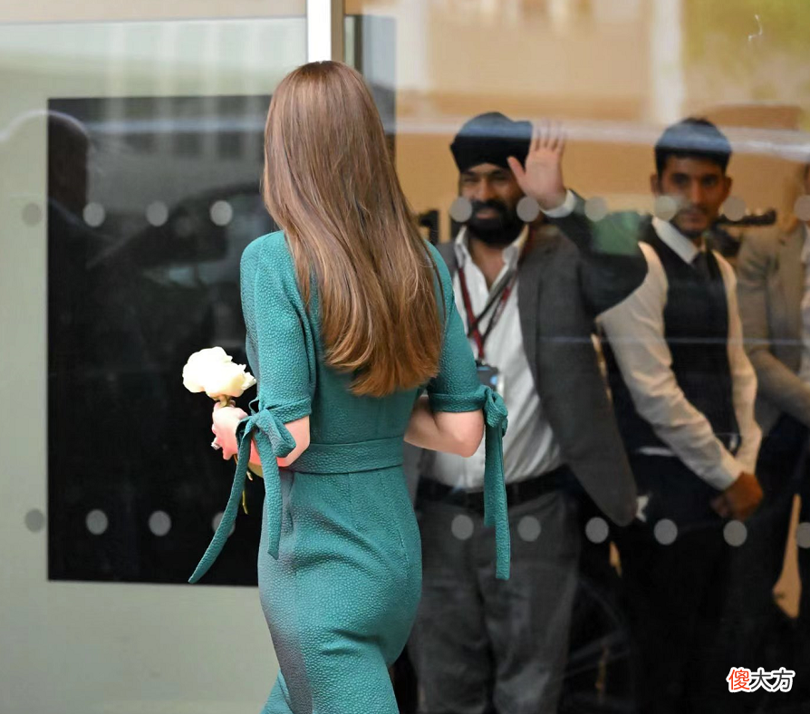 【时尚一点】凯特惊喜现身时尚颁奖典礼！穿孔雀绿长裙勒出蚂蚁腰，比梅根还美
