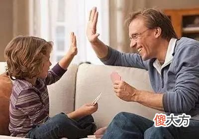 孩子发脾气，父母的第一反应最重要
