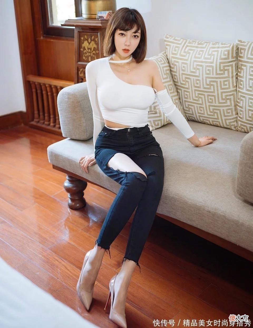 【时尚一点】没人喜欢一成不变的风格，试试白色小衫搭配高跟鞋，女人味十足