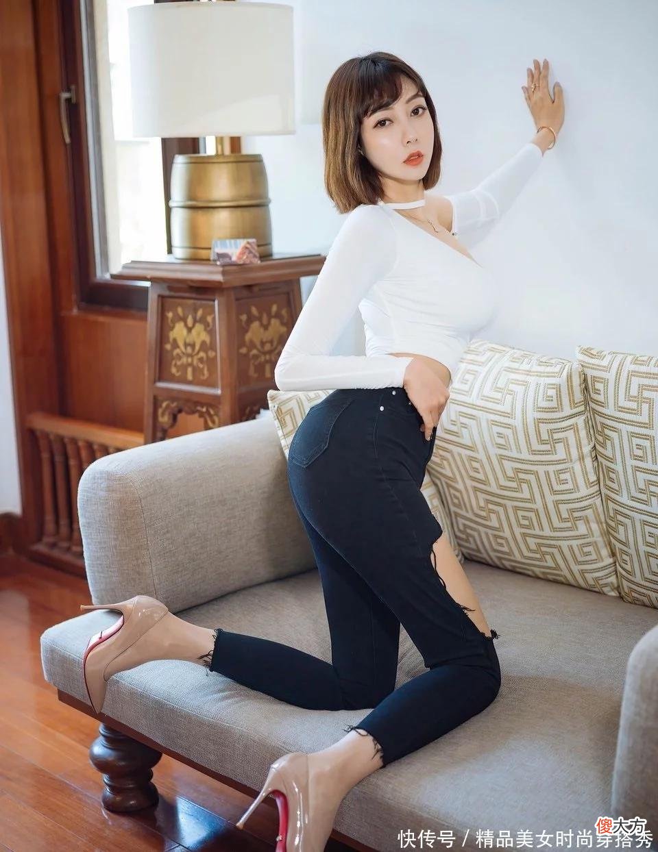 【时尚一点】没人喜欢一成不变的风格，试试白色小衫搭配高跟鞋，女人味十足