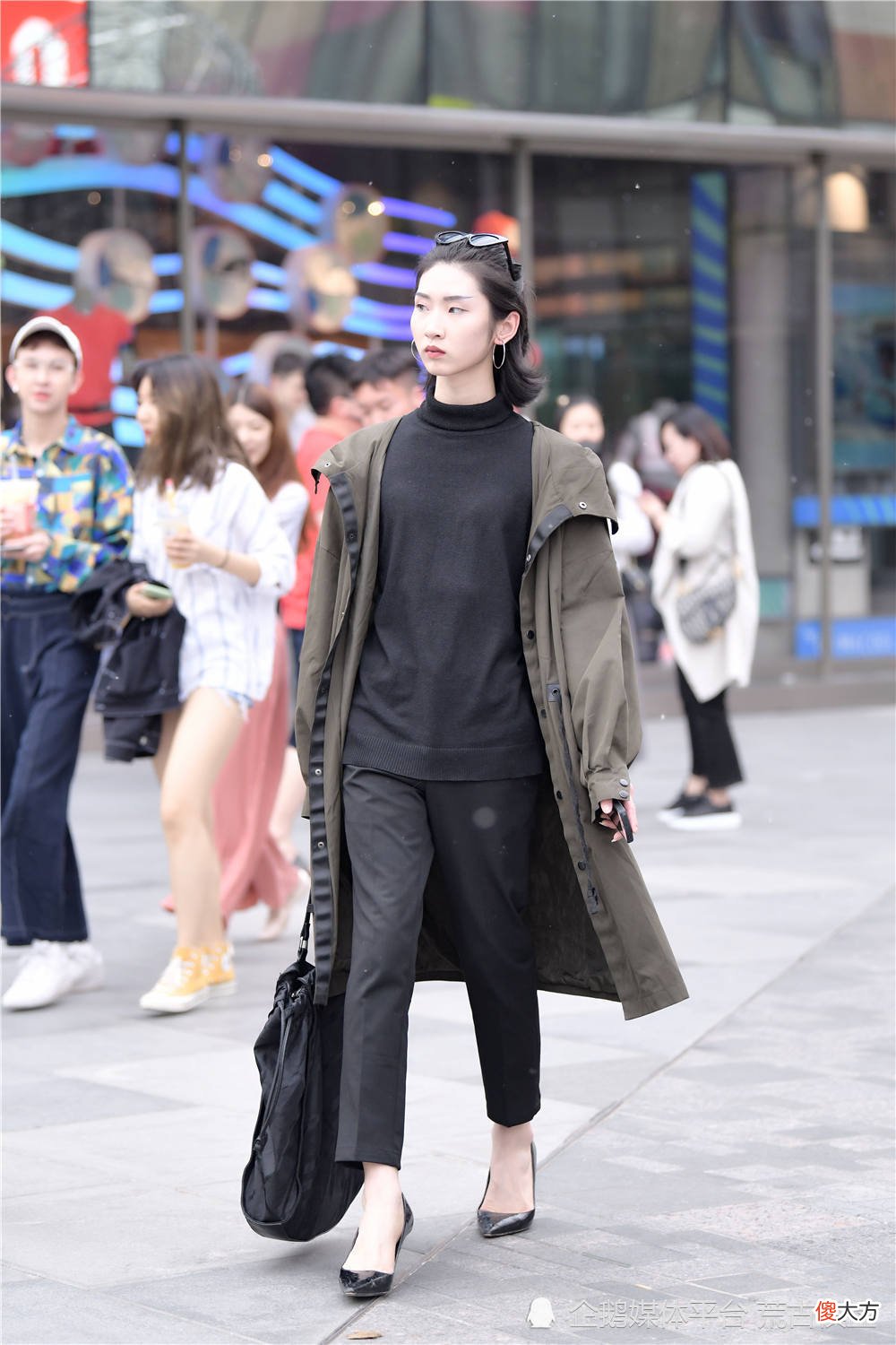 【时尚一点】模特的搭配是什么样的，生活中的她们，简单的服装也穿出大气