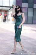 【就爱时尚】五月份的北京，适合穿着凉鞋逛街，时尚美女会选择高跟款式
