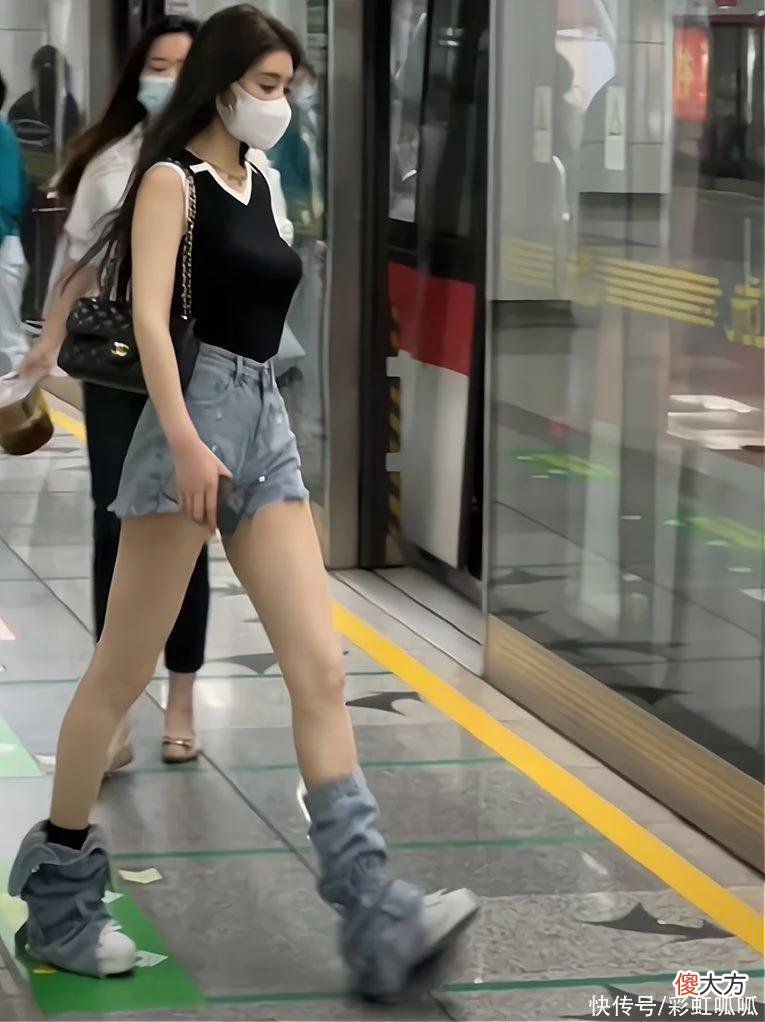 【就爱时尚】女子穿露腿裤回农村被吐槽，邻居：要是我女儿穿成这样，打骨折
