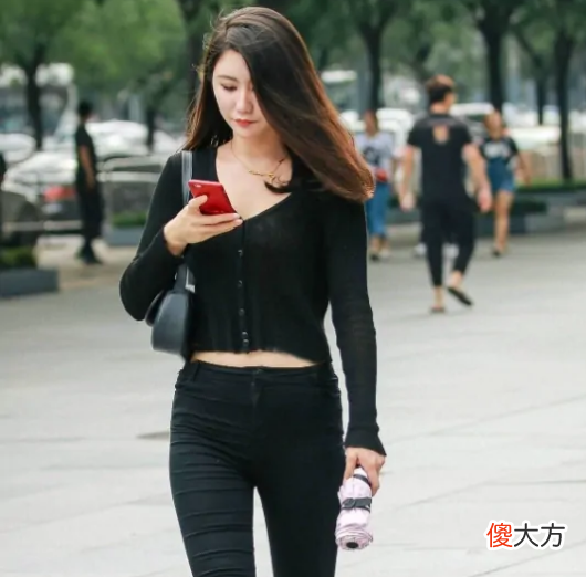 【时尚一点】小黑裤搭配短款针织衫，休闲又利落，是你喜欢的吗？