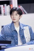 【就爱时尚】每个男生都应该要有一件白T，然后穿出去耍帅