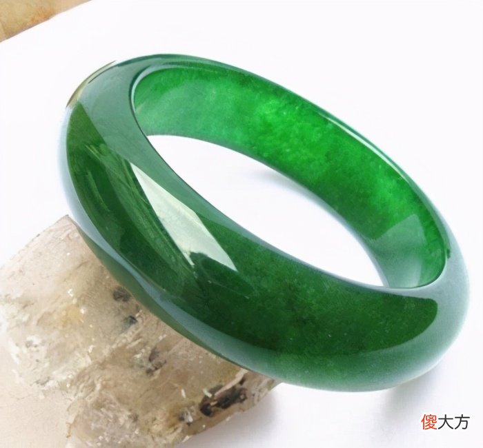 翡翠和玉的区别是什么 玛瑙翡翠和玉的区别是什么