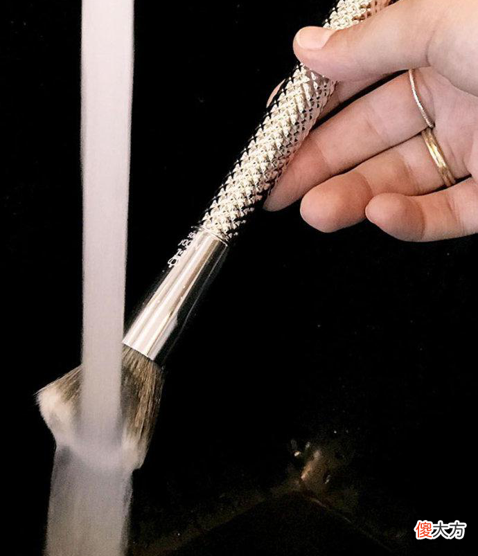 要怎样清洗你的美颜宝器小仙女们都知道吗 美妆工具如何清洗