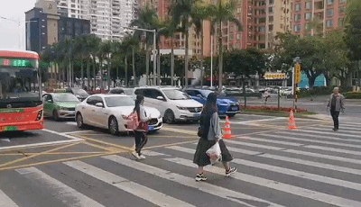 斑马线和机动车道之间隔着几米的黄方格 斑马线之间的间距