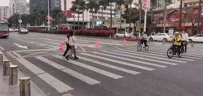 斑马线和机动车道之间隔着几米的黄方格 斑马线之间的间距