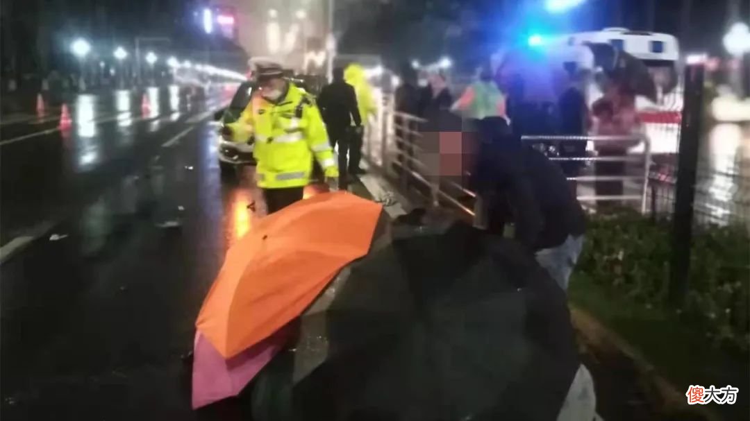 斑马线和机动车道之间隔着几米的黄方格 斑马线之间的间距