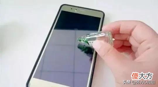 手机屏幕脏了再不要用水擦 手机屏幕脏了可不可以用水洗