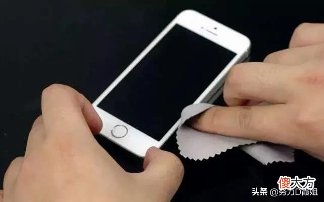 手机屏幕脏了再不要用水擦 手机屏幕脏了可不可以用水洗