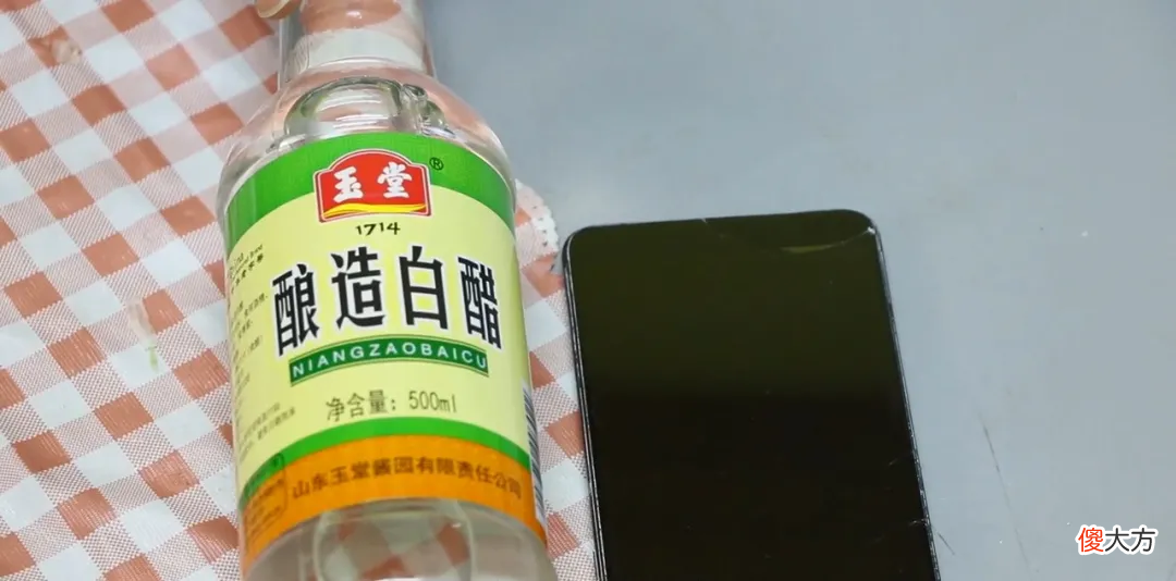 手机屏幕脏了可万万不能用水擦 手机屏幕脏了可不可以用水洗