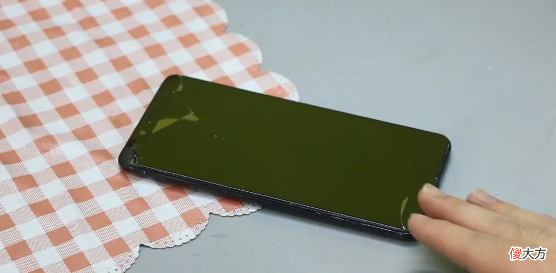 手机屏幕脏了可万万不能用水擦 手机屏幕脏了可不可以用水洗