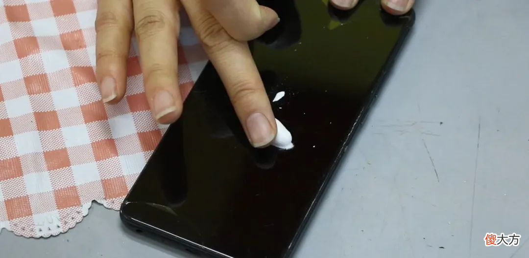手机屏幕脏了可万万不能用水擦 手机屏幕脏了可不可以用水洗