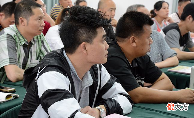 宝妈穿新衣服去开家长会 开家长会妈妈穿运动服