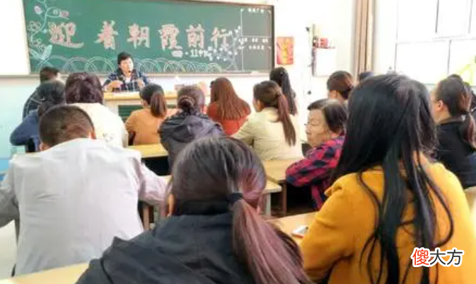 宝妈穿新衣服去开家长会 开家长会妈妈穿运动服