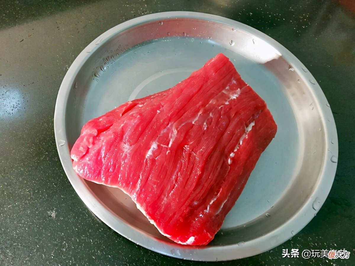 有恋爱滋味在心头的洋葱拌牛肉，夏天尝一口，很解暑