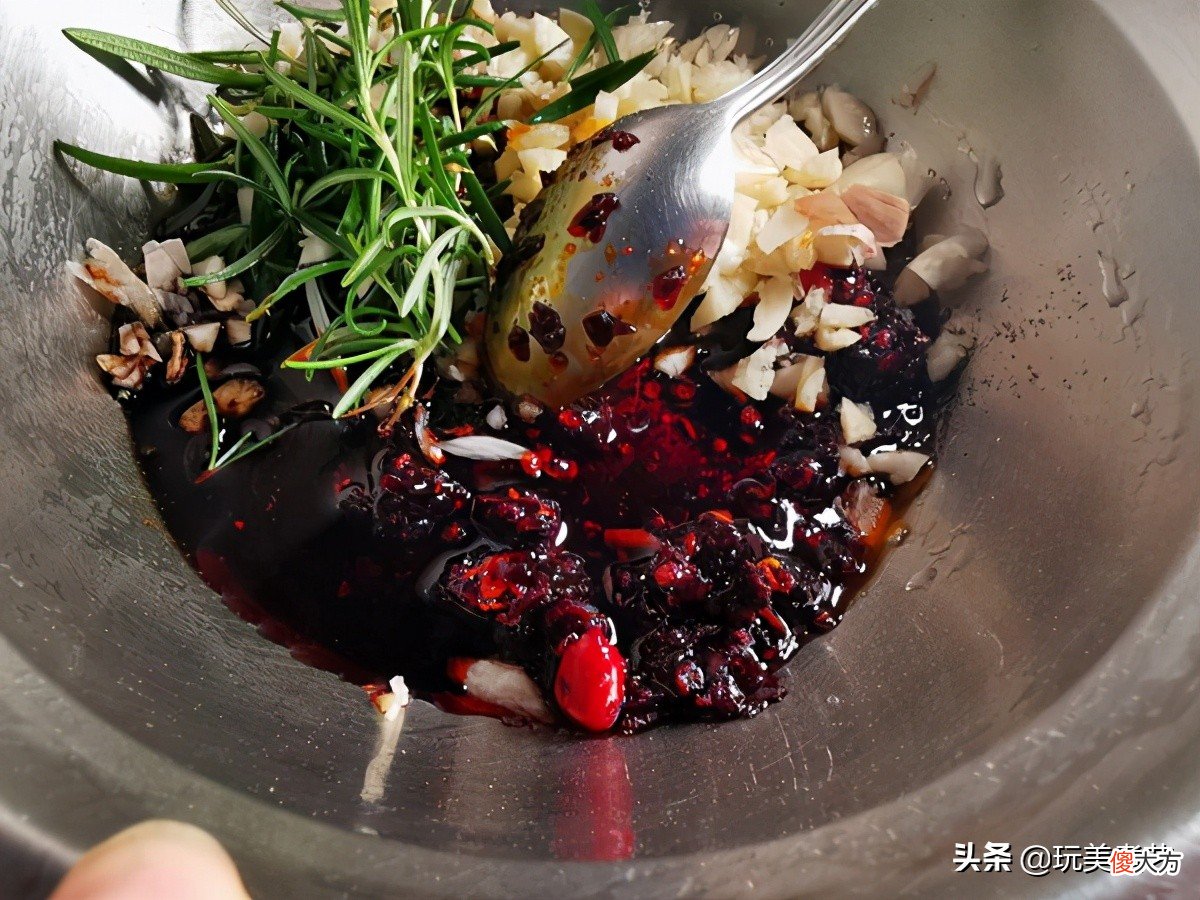 有恋爱滋味在心头的洋葱拌牛肉，夏天尝一口，很解暑