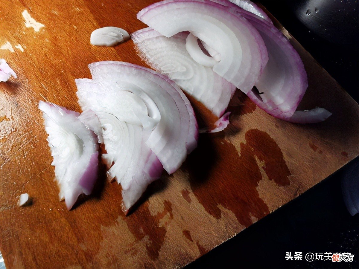 有恋爱滋味在心头的洋葱拌牛肉，夏天尝一口，很解暑