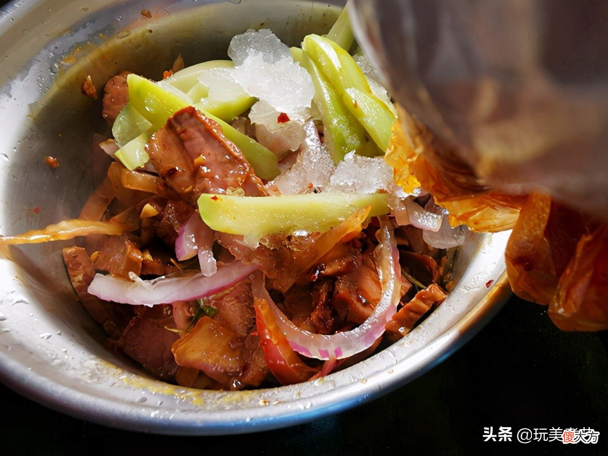 有恋爱滋味在心头的洋葱拌牛肉，夏天尝一口，很解暑
