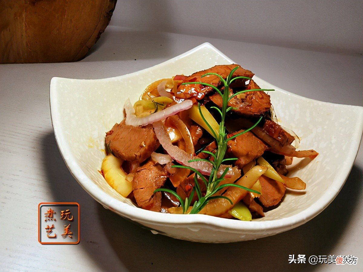 有恋爱滋味在心头的洋葱拌牛肉，夏天尝一口，很解暑