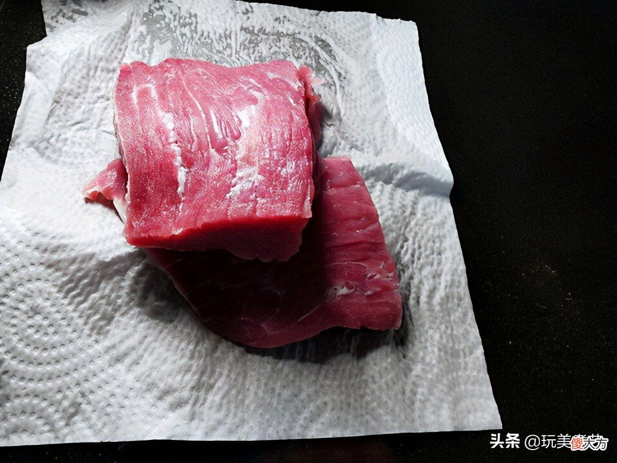 有恋爱滋味在心头的洋葱拌牛肉，夏天尝一口，很解暑