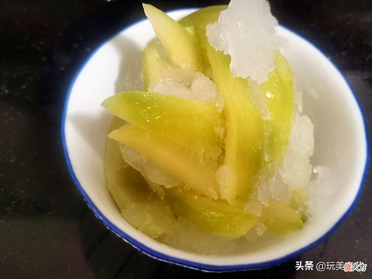 有恋爱滋味在心头的洋葱拌牛肉，夏天尝一口，很解暑