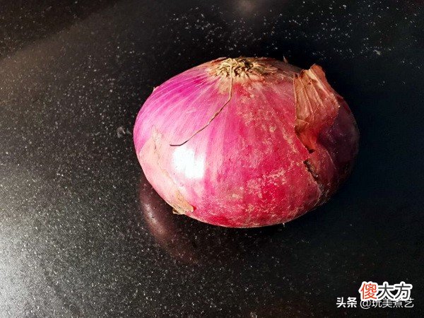 有恋爱滋味在心头的洋葱拌牛肉，夏天尝一口，很解暑