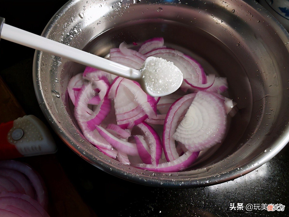 有恋爱滋味在心头的洋葱拌牛肉，夏天尝一口，很解暑