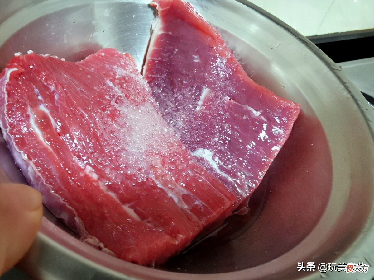 有恋爱滋味在心头的洋葱拌牛肉，夏天尝一口，很解暑
