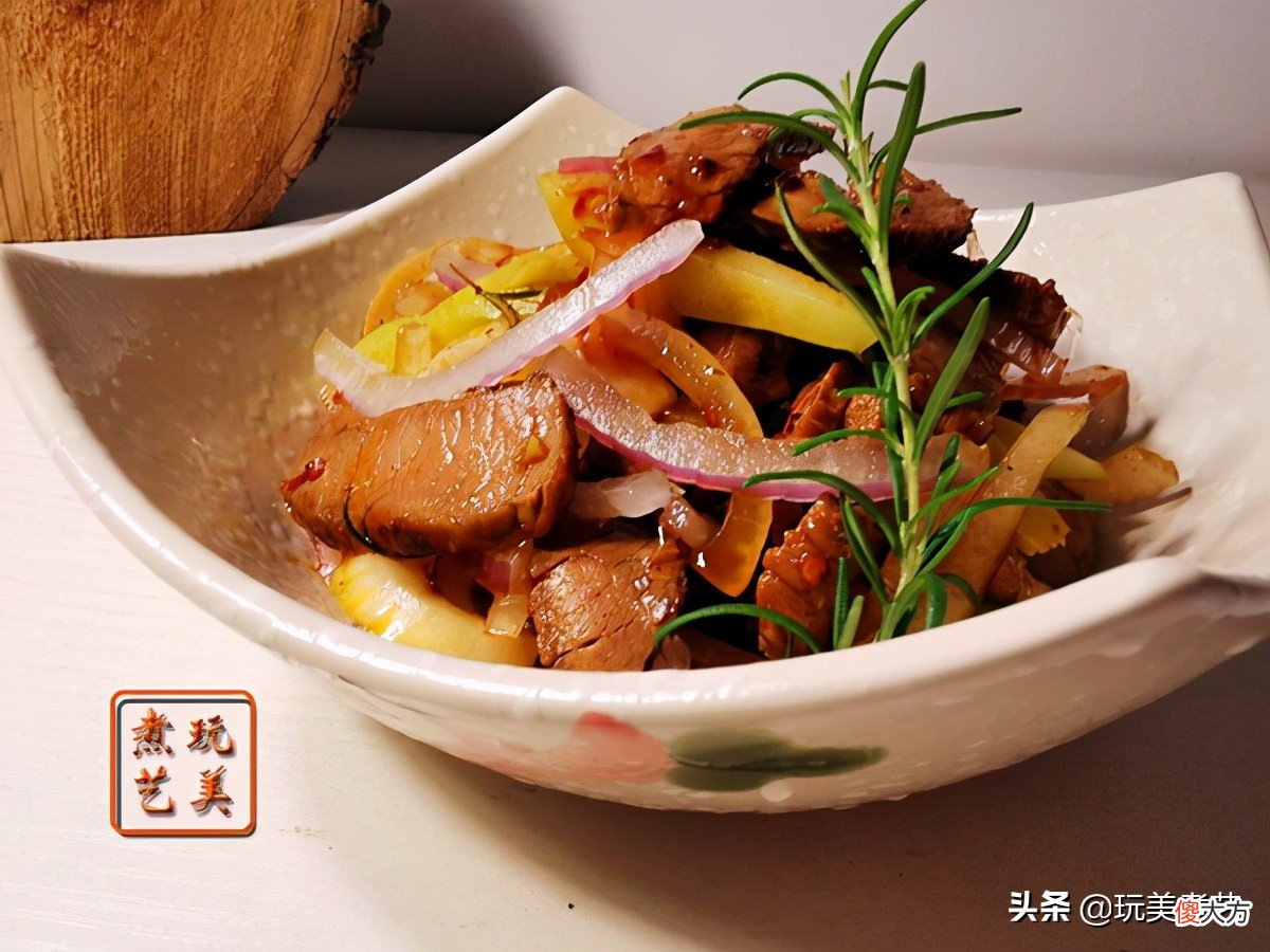 有恋爱滋味在心头的洋葱拌牛肉，夏天尝一口，很解暑