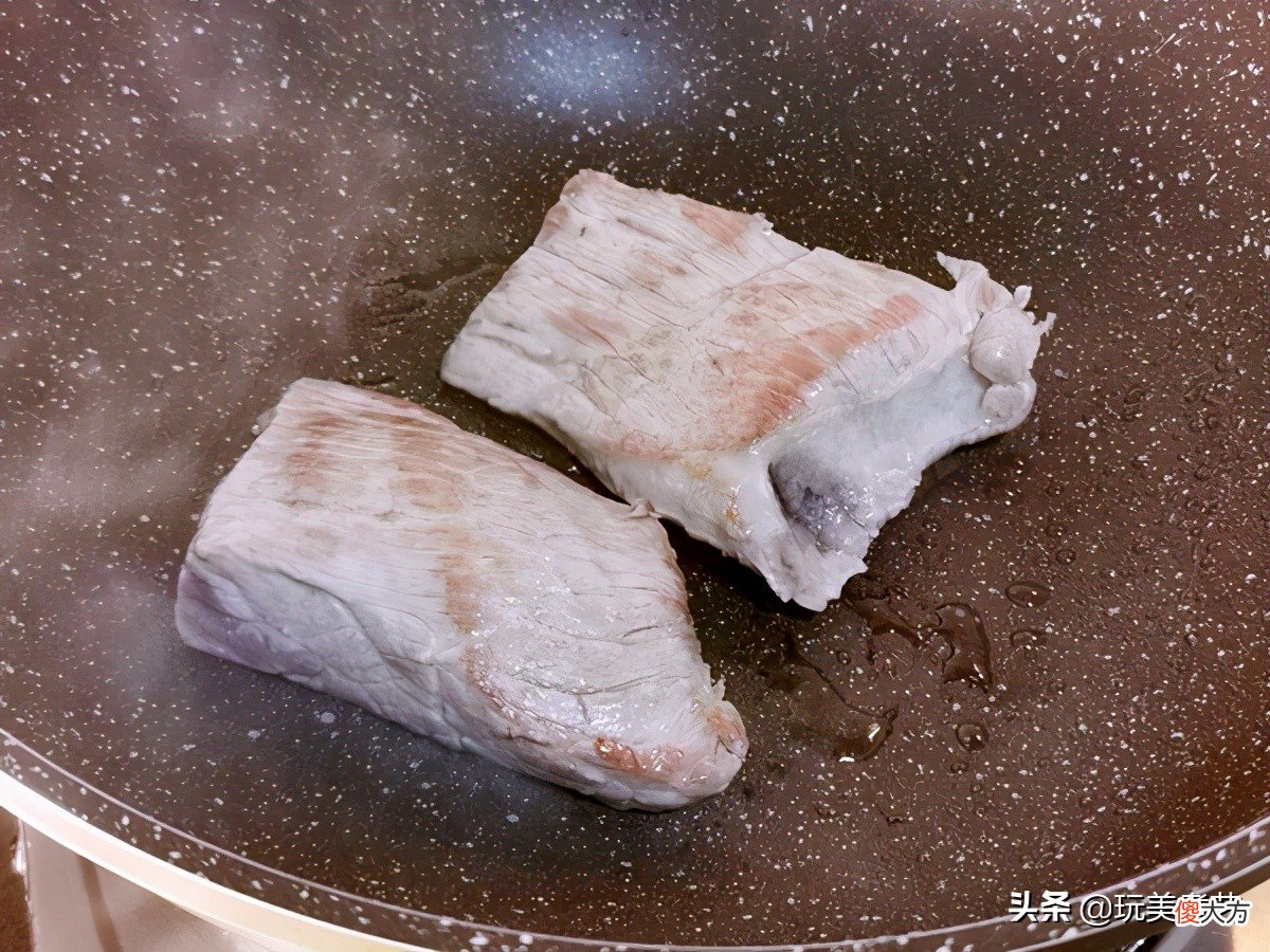 有恋爱滋味在心头的洋葱拌牛肉，夏天尝一口，很解暑