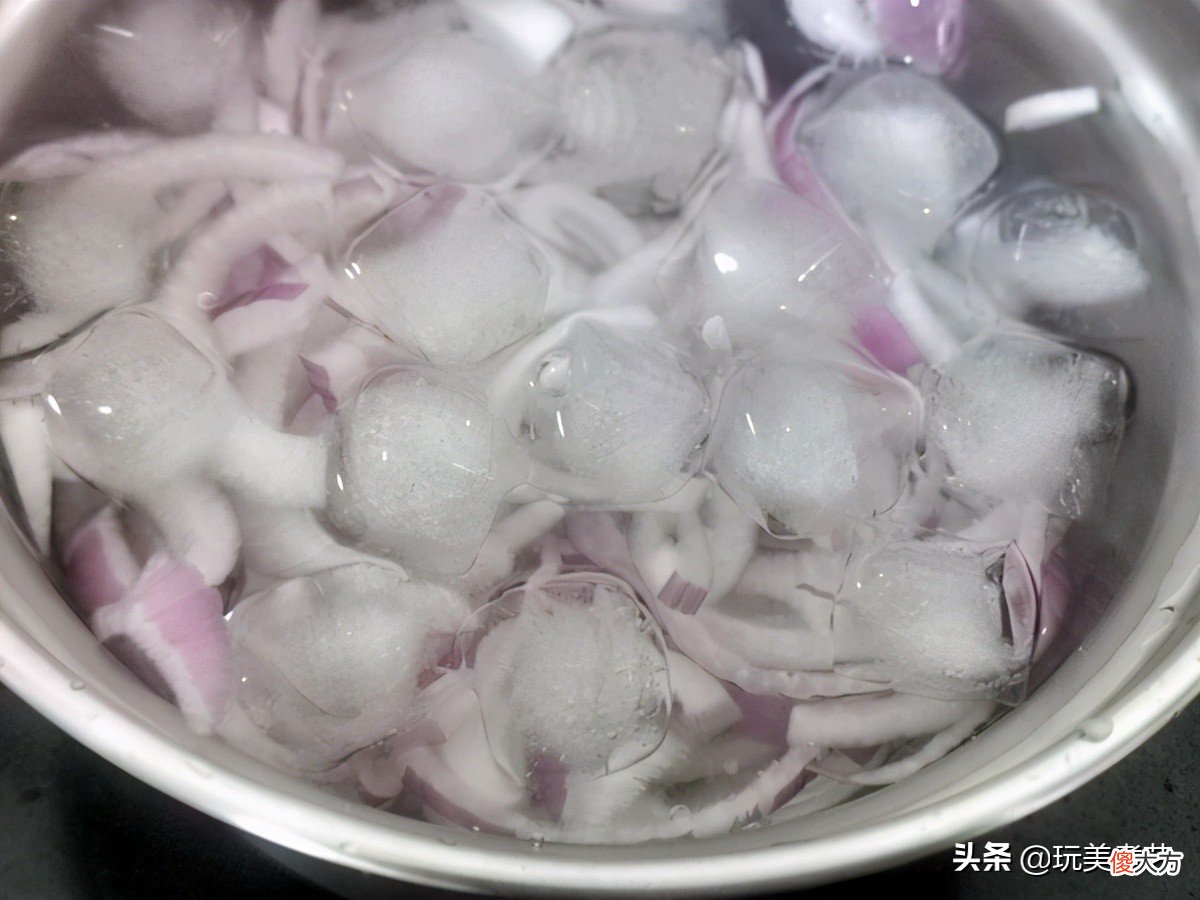 有恋爱滋味在心头的洋葱拌牛肉，夏天尝一口，很解暑