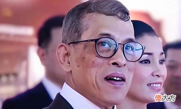 【爱历史】68岁泰王活出真我！户外夜骑20位嫔妃护驾，唯独不见苏提达王后