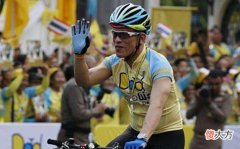 【爱历史】68岁泰王活出真我！户外夜骑20位嫔妃护驾，唯独不见苏提达王后