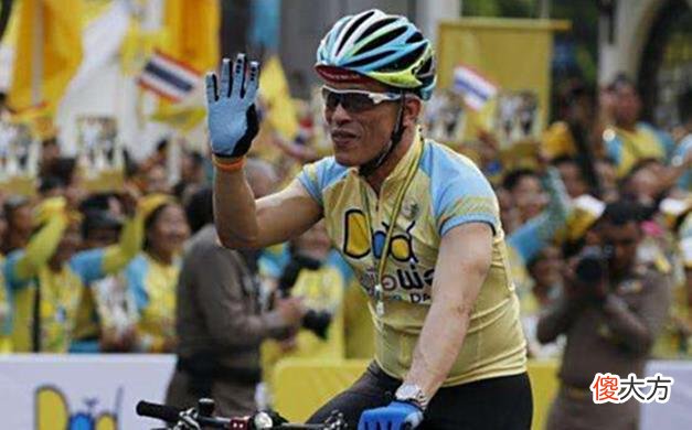 【爱历史】68岁泰王活出真我！户外夜骑20位嫔妃护驾，唯独不见苏提达王后