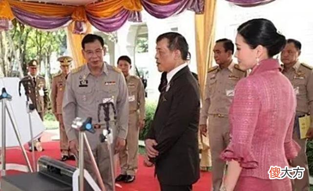 【爱历史】68岁泰王活出真我！户外夜骑20位嫔妃护驾，唯独不见苏提达王后