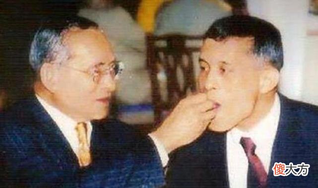 【爱历史】68岁泰王活出真我！户外夜骑20位嫔妃护驾，唯独不见苏提达王后