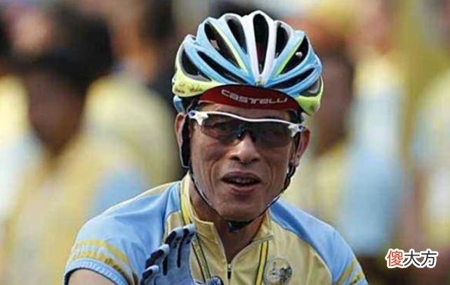 【爱历史】68岁泰王活出真我！户外夜骑20位嫔妃护驾，唯独不见苏提达王后