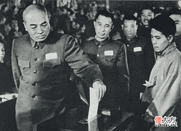 【历史故事】麦克阿瑟晚年感慨道: 谁要和中国陆军开战, 他的脑子一定是有病