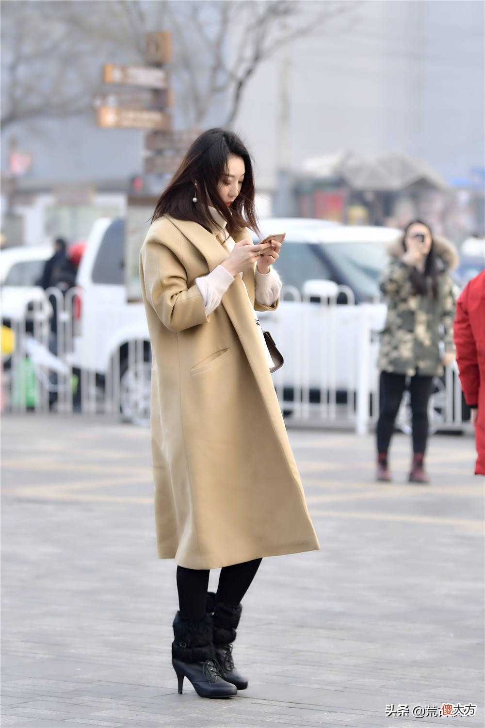 浅黄色的呢子大衣 土黄色呢子大衣
