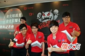 【游戏世界】LOL世界冠军沦为乞丐，画面曝光，公园下跪乞讨