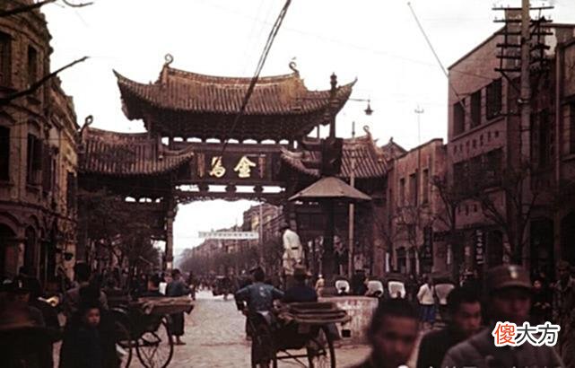 【历史故事】1945年云南昆明旧照，戴绸缎虎头帽的小孩与街上的米市