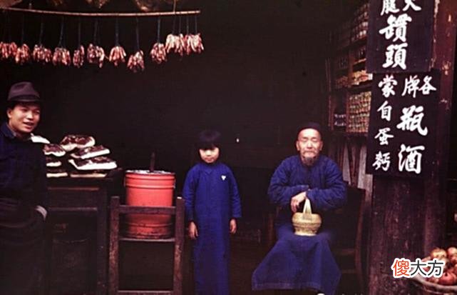 【历史故事】1945年云南昆明旧照，戴绸缎虎头帽的小孩与街上的米市
