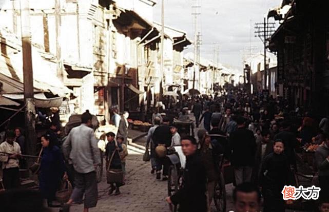【历史故事】1945年云南昆明旧照，戴绸缎虎头帽的小孩与街上的米市
