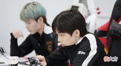 【游戏迷】狼队不夺冠面临解散! 妖刀采访直言训练强度高, 打ES做好必胜准备