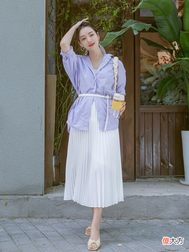 【时尚一点】今年夏天流行一种穿搭，叫“衬衫＋百褶裙”，中年女性穿优雅时髦